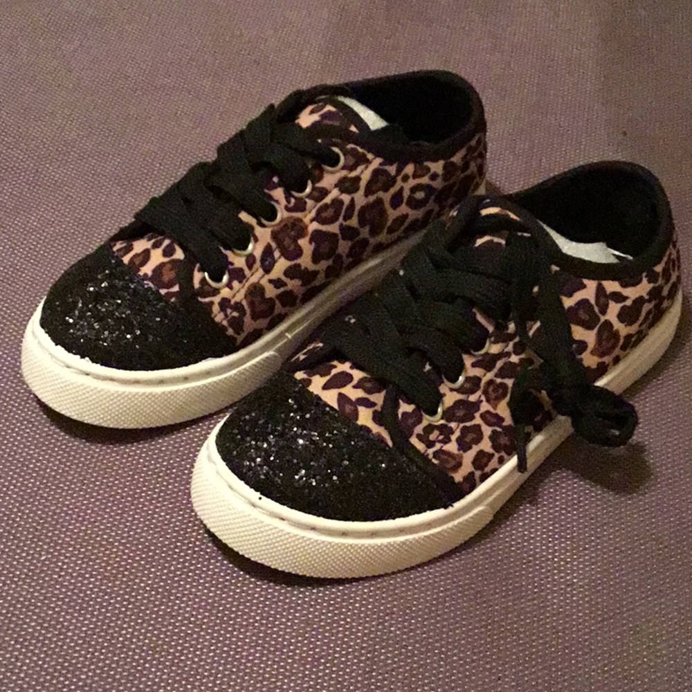 New Children size1 sneaker brown/ black print